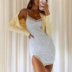 DAISY BODYCON DRESS IN WHITE DAISY EMBRO WHITE